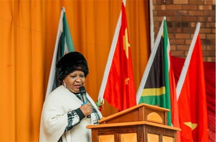 Magdeline Mokwena女士致辭。（圖片來(lái)源：廣西大錳南非PMG礦業(yè)有限公司）