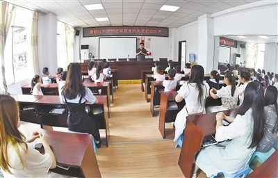  圖②：法院干警向參加活動(dòng)的學(xué)生和家長(zhǎng)講解暑假安全教育知識(shí)。