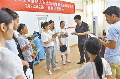  圖③：法院干警現(xiàn)場(chǎng)指導(dǎo)鄉(xiāng)村“代理家長(zhǎng)”如何正確管護(hù)留守兒童。