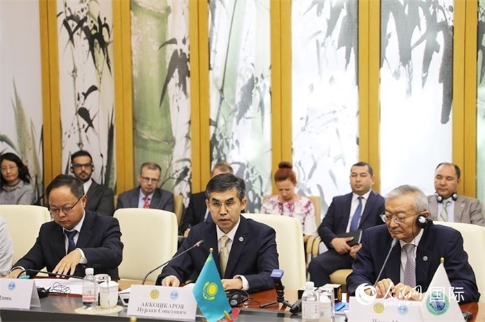 哈薩克斯坦常駐上合組織秘書(shū)處代表努爾蘭·阿科什卡羅夫介紹哈薩克斯坦接任輪值主席國(guó)后的優(yōu)先工作。人民網(wǎng) 俄布拉依攝