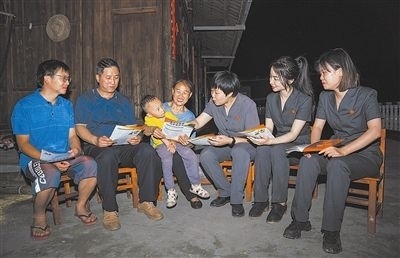 “法治屋場會”上，法院黨員志愿服務(wù)隊在給種植戶普及法律知識。