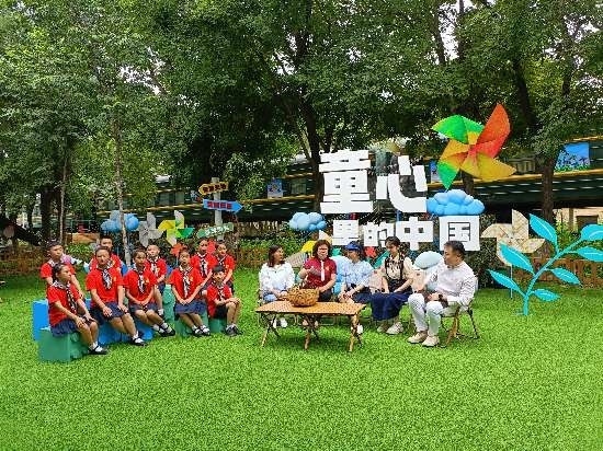 文縣東壩童聲合唱團(tuán)的孩子們?cè)谘胍暣箫L(fēng)車基地錄制節(jié)目。