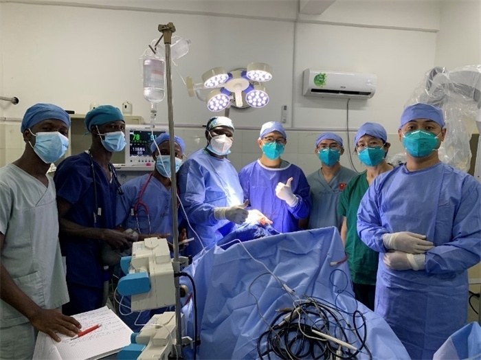 腦膿腫手術(shù)成功，全體參與手術(shù)的醫(yī)務(wù)工作者合影留念。中國第二十九批援幾內(nèi)亞醫(yī)療隊供圖