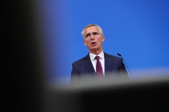 7月6日，在比利時(shí)布魯塞爾的北約總部，北約秘書長斯托爾滕貝格在會(huì)議后召開新聞發(fā)布會(huì)。新華社記者鄭煥松攝