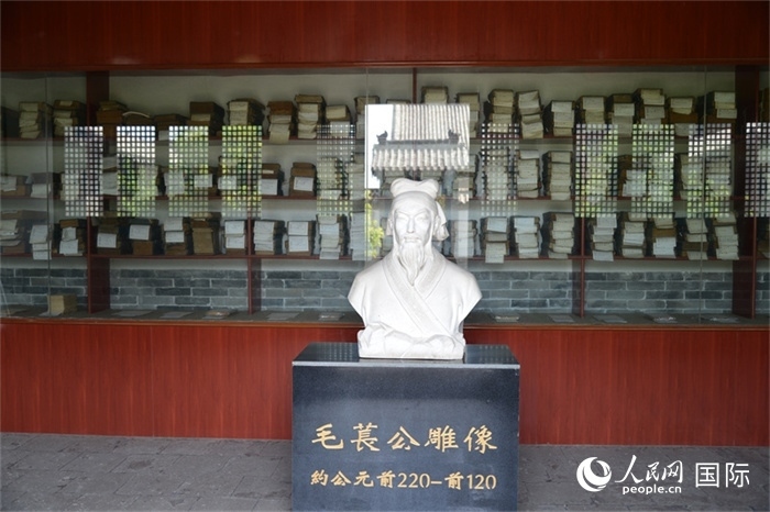 河間詩經(jīng)齋毛萇雕像。雕像后書櫥中陳列的是歷代各版本《詩經(jīng)》及譯本。 人民網(wǎng) 趙昭攝