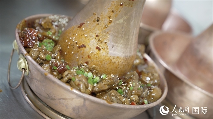 滄州火鍋雞。人民網(wǎng)記者 袁蒙攝