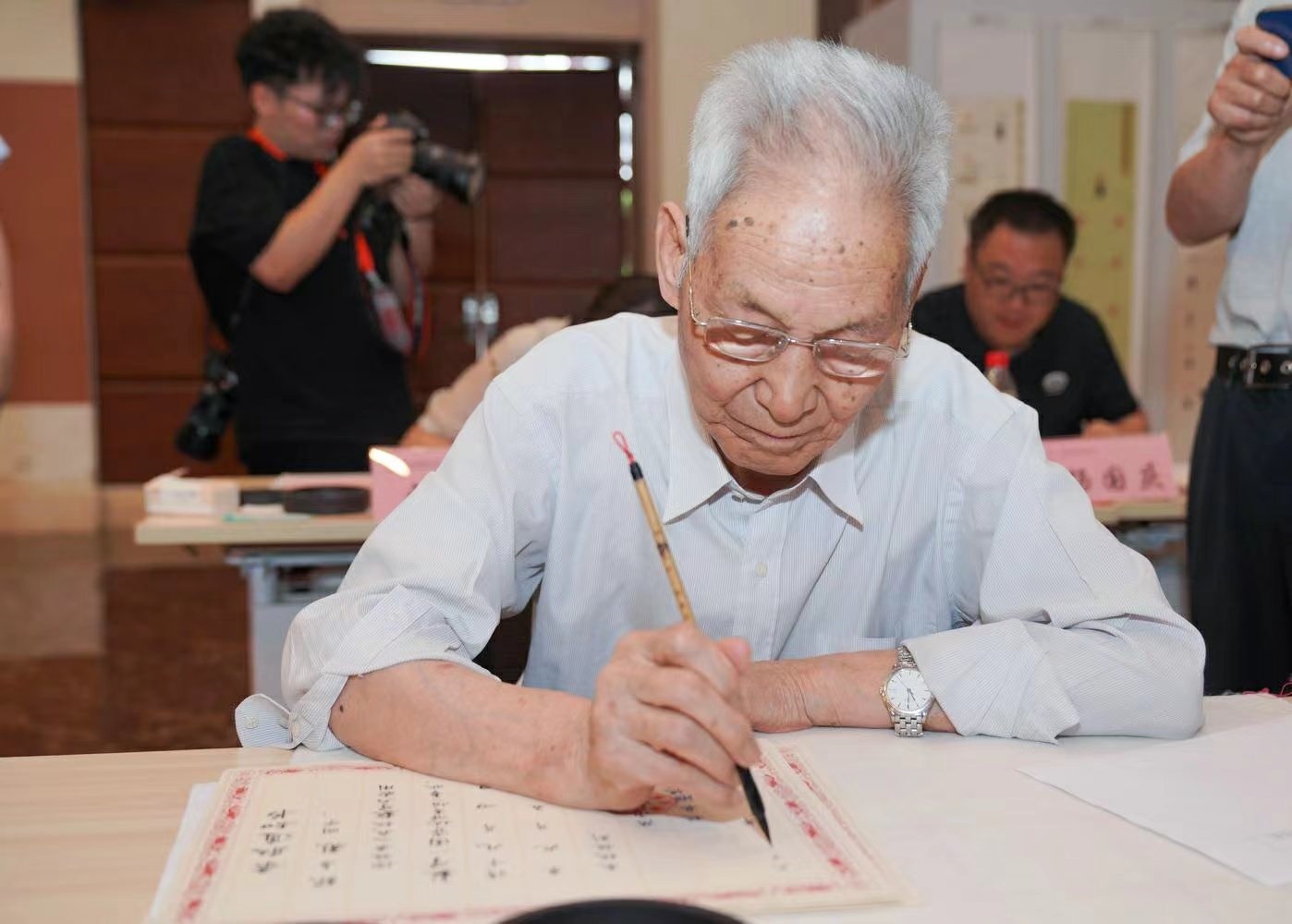 老教授們用毛筆書寫2023級新生錄取通知書。校方供圖