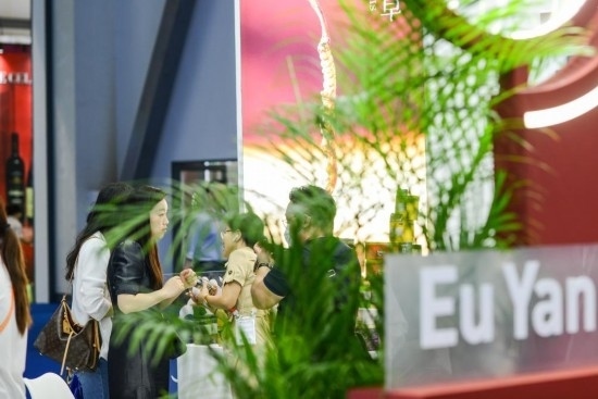 RCEP成員國(guó)企業(yè)亮相第三屆消博會(huì)。2023年4月12日，參觀者在新加坡企業(yè)余仁生的展臺(tái)了解產(chǎn)品。新華社記者王澤聰攝