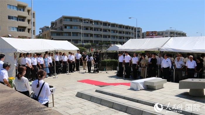 參加紀(jì)念活動(dòng)者全體起立默禱。人民網(wǎng) 許可攝