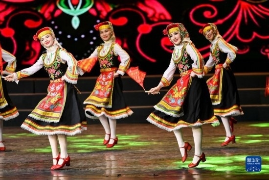 7月21日，哈薩克斯坦薩爾塔納國家舞蹈團的演員在演出。