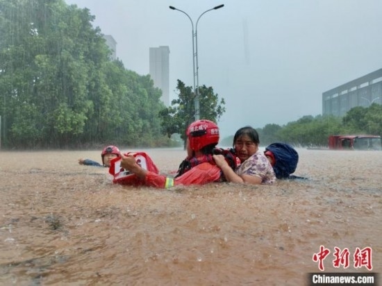 湖北咸寧暴雨引發(fā)內(nèi)澇， 消防營(yíng)救民眾 朱燕林 攝