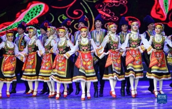 7月21日，哈薩克斯坦薩爾塔納國家舞蹈團的演員在演出。