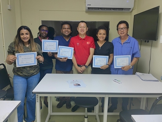 醫(yī)療隊(duì)成員與部分學(xué)員合影。第18期援圭亞那醫(yī)療隊(duì)供圖