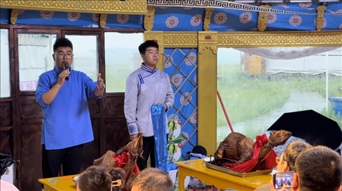 圖為草原蒙古包全羊宴。人民網(wǎng)記者 金洪花攝