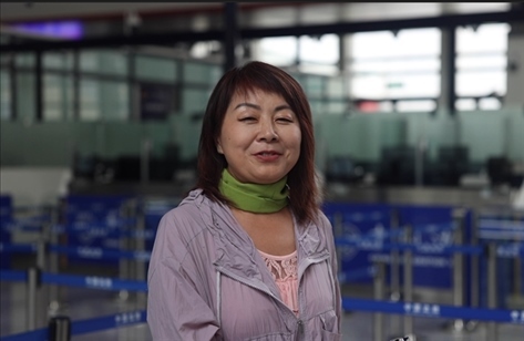 7月22日，曾經(jīng)在老撾瑯勃拉邦工作過(guò)3年的加拿大華僑孫月玲乘坐中老鐵路國(guó)際旅客列車從中國(guó)出境。衛(wèi)海林 攝