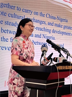 中國駐拉各斯總領(lǐng)館總領(lǐng)事嚴(yán)宇清致辭。駐拉各斯總領(lǐng)館供圖