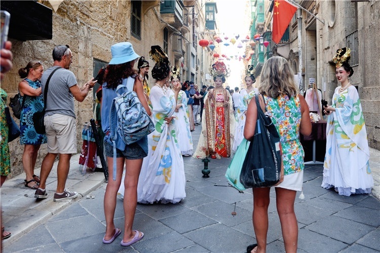 圖為花燈點(diǎn)亮儀式現(xiàn)場。 馬耳他中國文化中心供圖