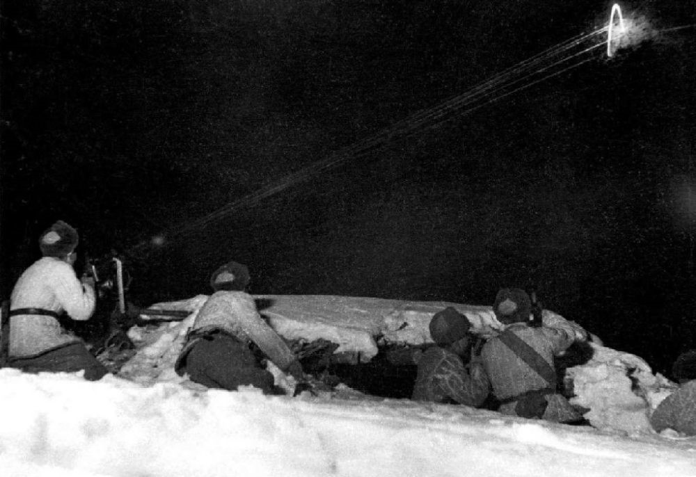  ↑1950年12月，在朝鮮長津湖，中國人民志愿軍第27軍連隊機槍手向美軍陣地射擊。新華社發(fā)（張崇岫 攝）