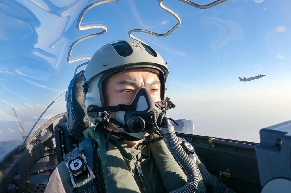 ↑全國人大代表、“強軍先鋒飛行大隊”大隊長高中強進行編隊飛行訓練（2023年2月9日攝）。新華社發(fā)（姜皓元 攝）