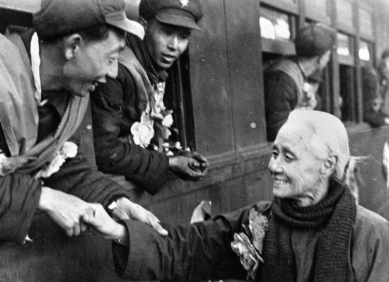 全國(guó)的鐵路工人們，一批批地志愿前往朝鮮前線工作，這是隴海路的鐵路工人魏志杰在臨行時(shí)和他母親告別的情形。新華社發(fā)（資料照片）