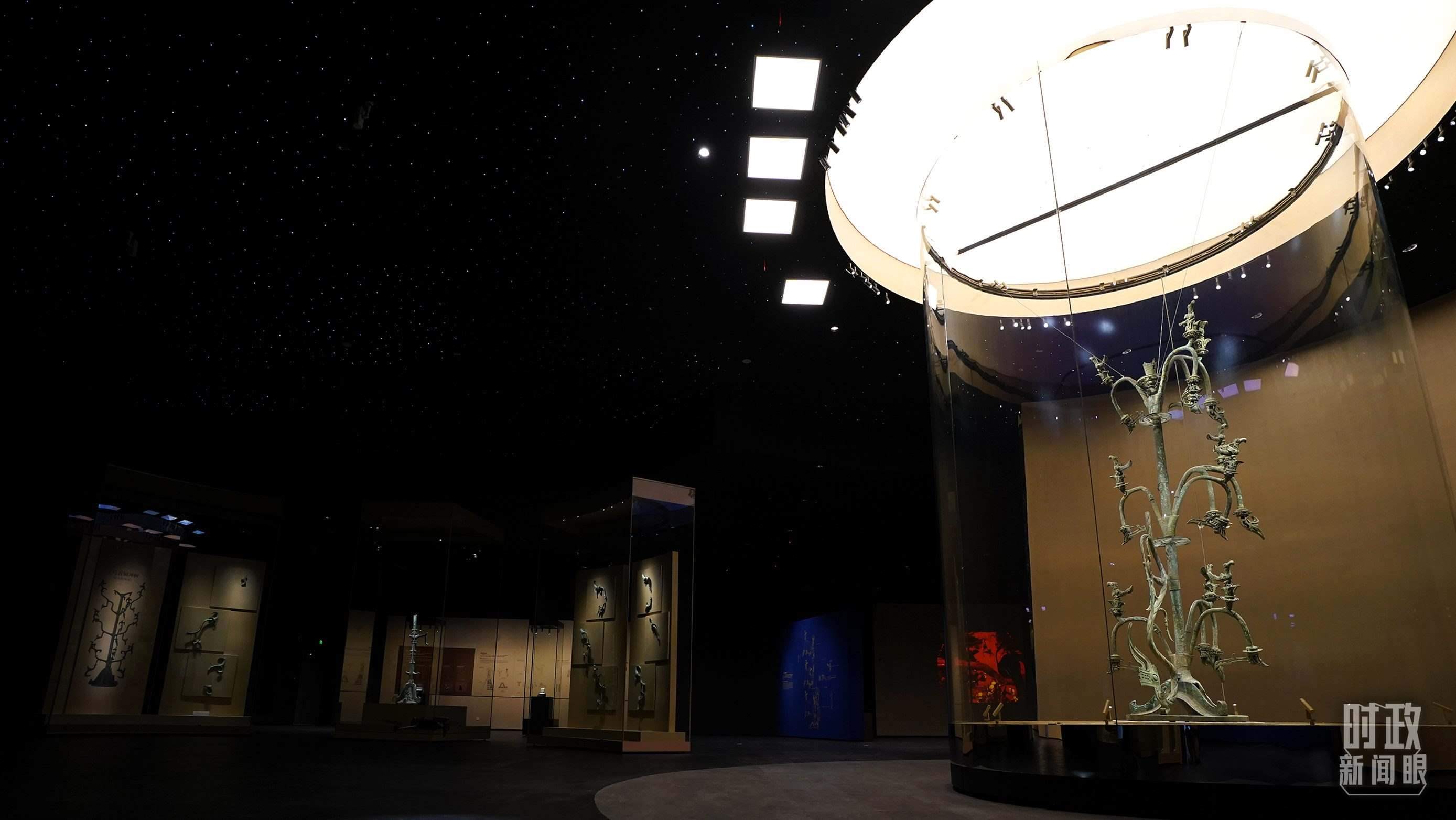 △三星堆出土的青銅神樹。（總臺國廣記者李晉拍攝）