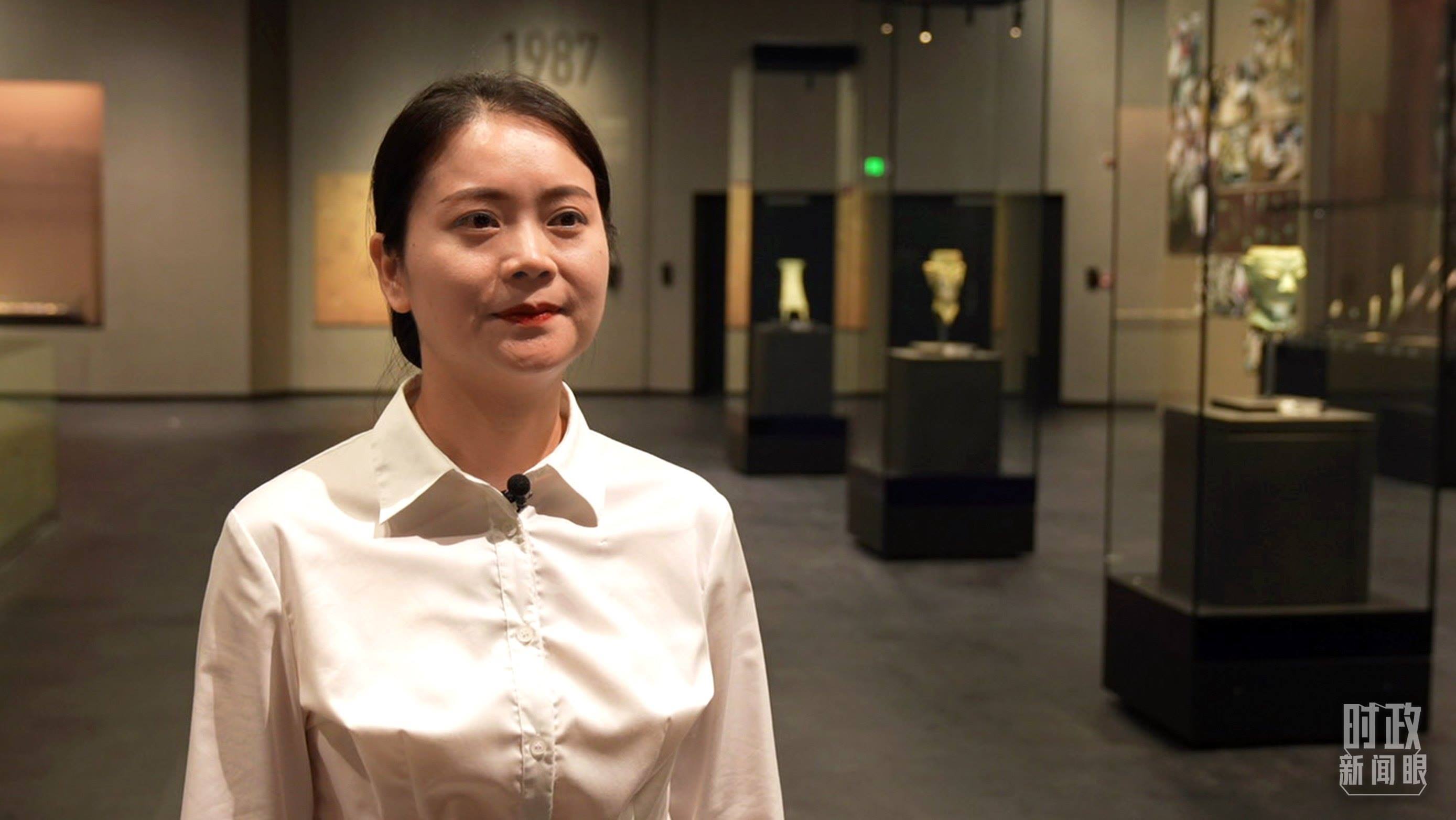 △當天現(xiàn)場負責講解的三星堆博物館公眾服務部程靜。（總臺央廣記者馬喆拍攝）