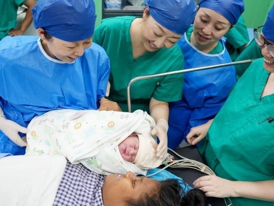 中國(guó)海軍“和平方舟”號(hào)醫(yī)院船在基里巴斯為29歲的塔拉瓦居民德阿瑞接生了一名“和平寶寶”（2023年7月16日攝）。新華社發(fā)（劉偉 攝）