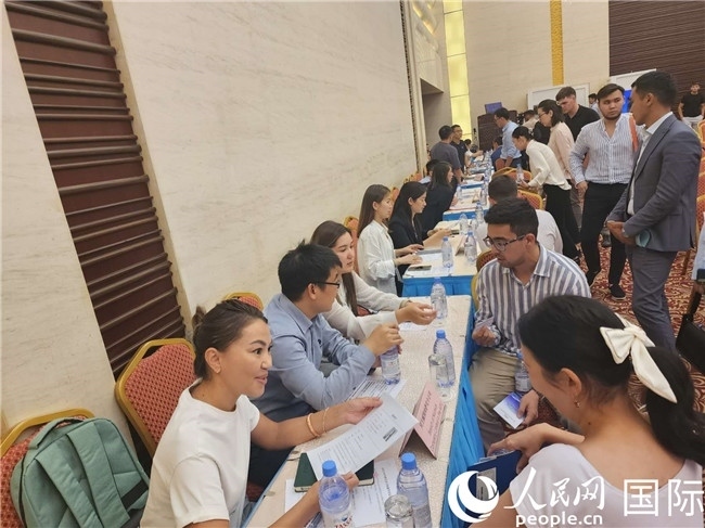 圖為中企代表與哈留華畢業(yè)生現(xiàn)場交流。人民網(wǎng)記者 李強攝