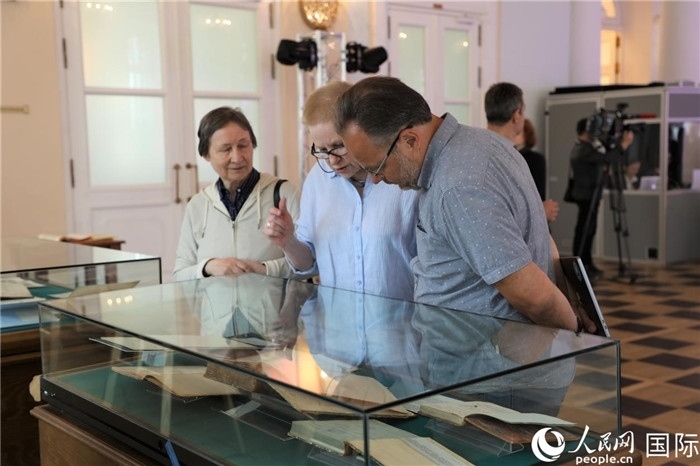 中俄圖書(shū)館論壇嘉賓共同參觀由俄羅斯國(guó)立列寧圖書(shū)館舉辦的館藏中國(guó)古籍善本圖書(shū)展。人民網(wǎng)記者 隋鑫攝