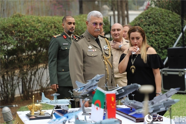 圖為與會(huì)嘉賓參觀招待會(huì)設(shè)置的武器裝備模型展臺(tái)。人民網(wǎng)記者 王傳寶攝