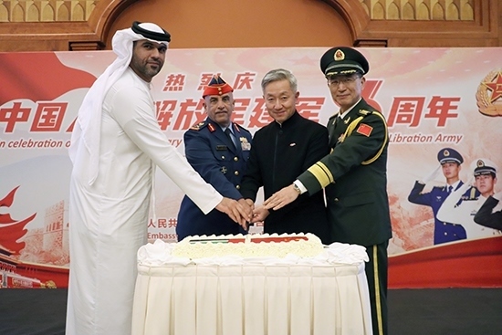 圖為招待會(huì)上中阿嘉賓合影。中國(guó)駐阿聯(lián)酋大使館供圖