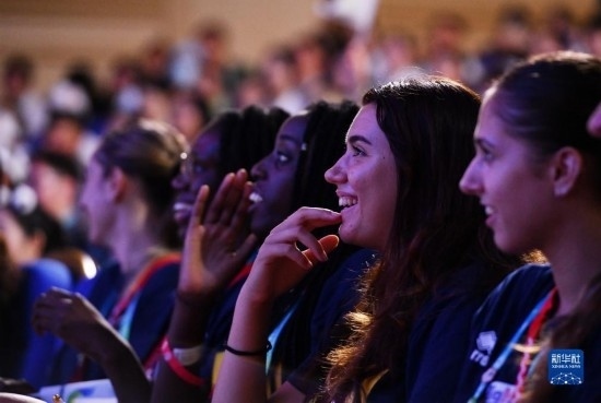 7月29日，外國運動員在聯(lián)歡會現(xiàn)場觀看節(jié)目。新華社記者 張端 攝