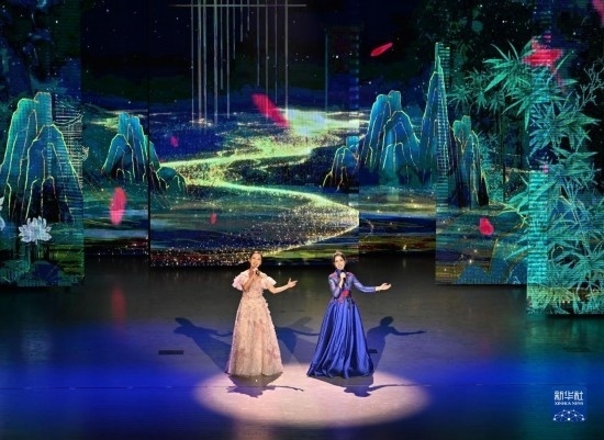 7月29日，演員在聯(lián)歡會現(xiàn)場演唱。新華社記者 蔡湘鑫 攝