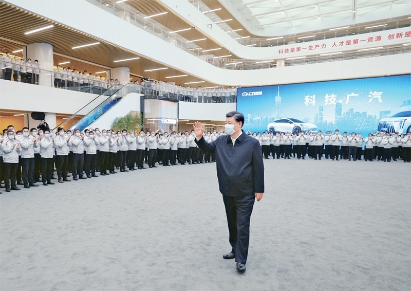 2023年4月10日至13日，中共中央總書(shū)記、國(guó)家主席、中央軍委主席習(xí)近平在廣東考察。這是12日下午，習(xí)近平在廣汽研究院向職工們揮手致意。 新華社記者 鞠鵬/攝