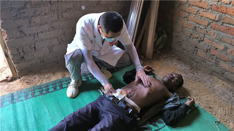 圖為南昌大學第二附屬醫(yī)院胃腸外科主治醫(yī)師周智勇檢查切口疝患者。中國駐乍得醫(yī)療隊供圖