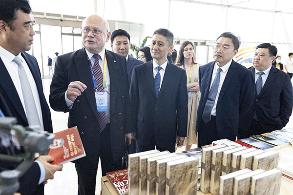 與會嘉賓參觀主題書展。人民畫報社供圖