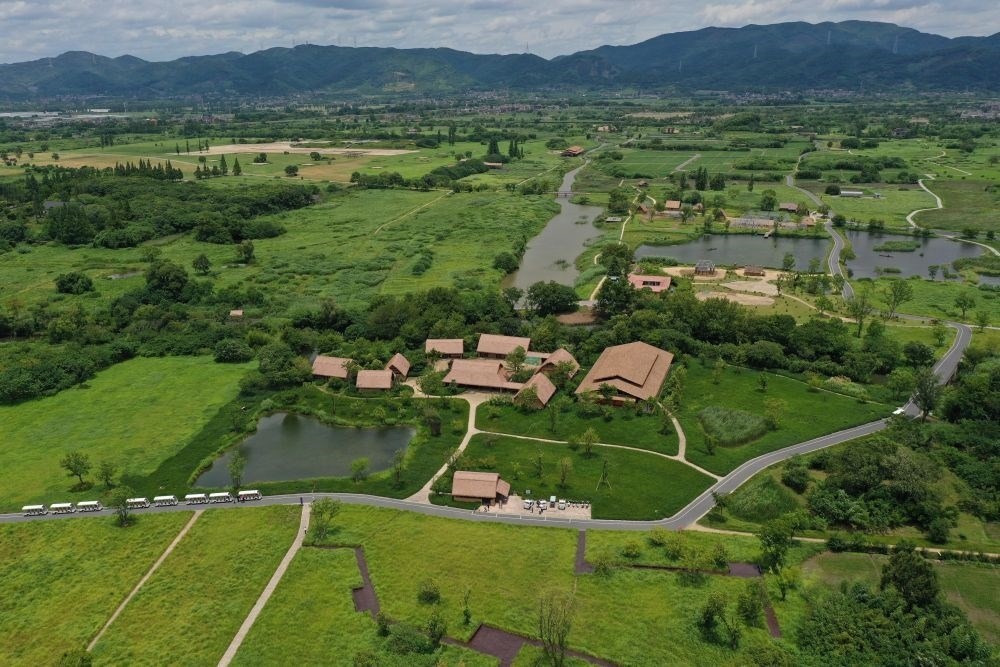 這是在浙江省杭州市余杭區(qū)拍攝的良渚古城遺址公園（2022年7月6日攝，無(wú)人機(jī)照片）。新華社記者 黃宗治 攝