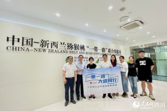 采訪團(tuán)走進(jìn)中國-新西蘭獼猴桃“一帶一路”聯(lián)合實(shí)驗(yàn)室。人民網(wǎng)記者 朱虹攝