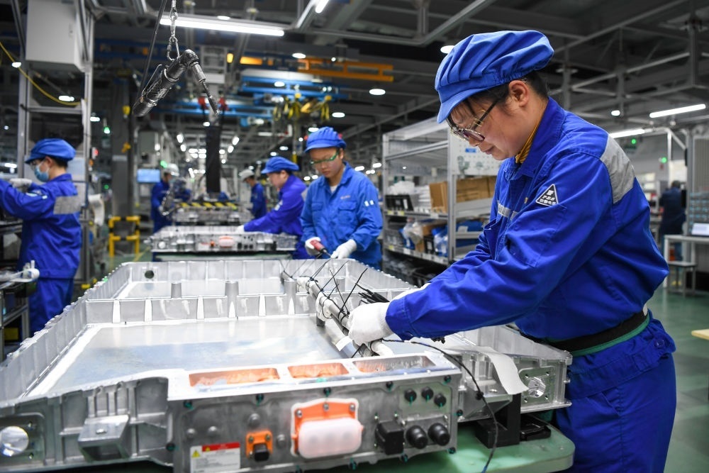 在位于江蘇常州溧陽(yáng)的上汽時(shí)代動(dòng)力電池系統(tǒng)有限公司，工人在車間進(jìn)行電池生產(chǎn)（2023年2月16日攝）。常州市擁有鋰電池電芯及配套生產(chǎn)企業(yè)120余家，動(dòng)力電池產(chǎn)業(yè)2022年實(shí)現(xiàn)產(chǎn)值超1700億元。新華社記者 李博 攝