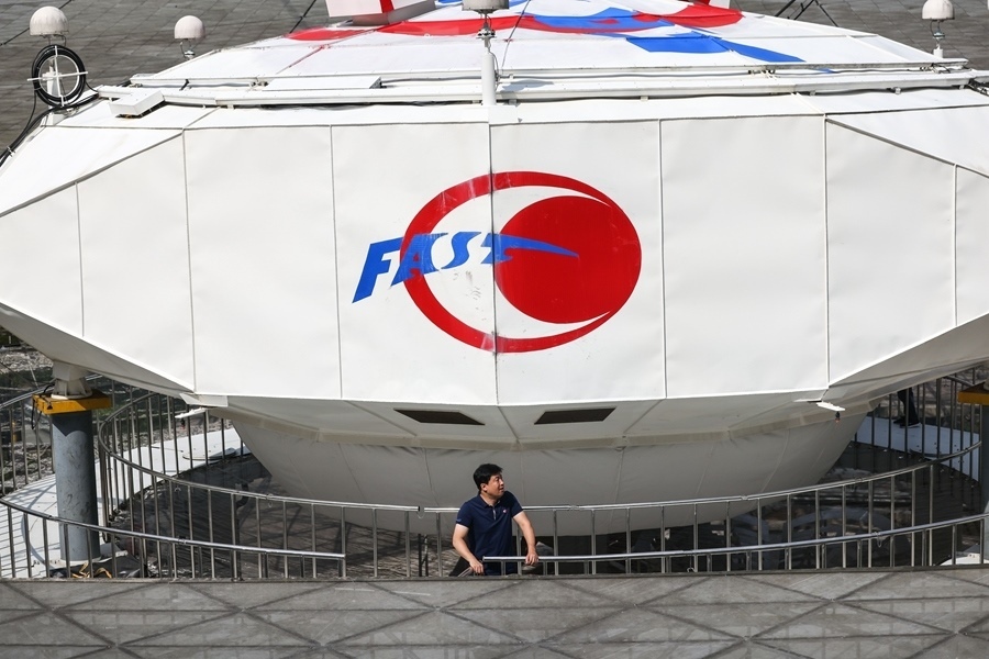 2022年8月25日，F(xiàn)AST運行和發(fā)展中心常務(wù)副主任、總工程師姜鵬在饋源艙前（維護保養(yǎng)期間拍攝）。新華社記者 歐東衢 攝