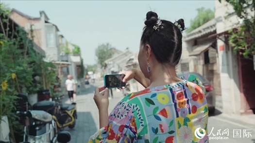 柳芭在胡同里采風(fēng)。人民網(wǎng) 張若涵攝