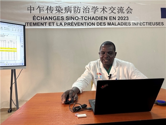 圖為中乍友誼醫(yī)院兒科護士長穆罕默德·阿米勒·阿里授課。中國援乍得醫(yī)療隊供圖