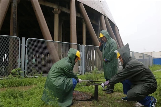 華能北京熱電廠員工操作排水閥降低水塔水位。 受訪者供圖