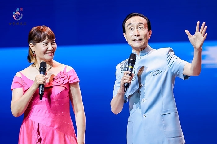 小品表演藝術(shù)家鞏漢林、金珠在演出現(xiàn)場。主辦方供圖