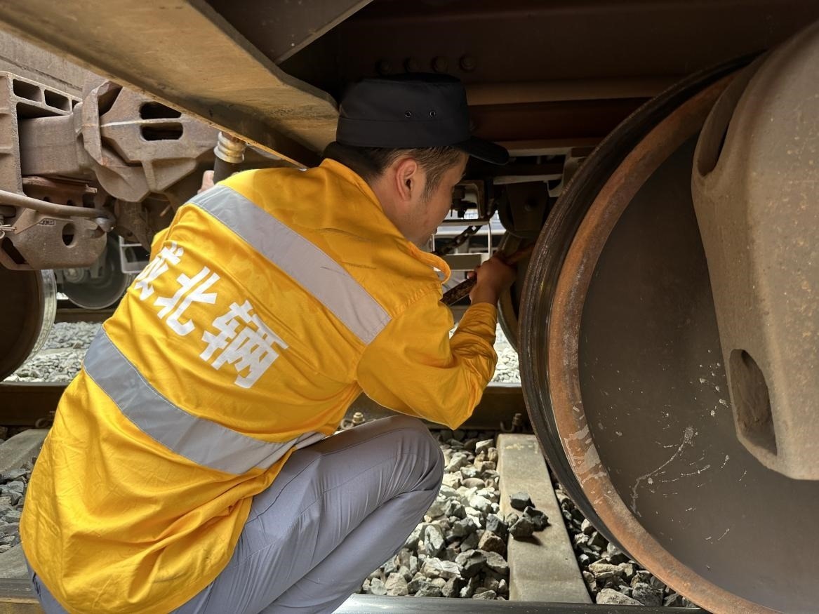 劉偉在進行列車檢查工作。人民網(wǎng) 王紹紹攝