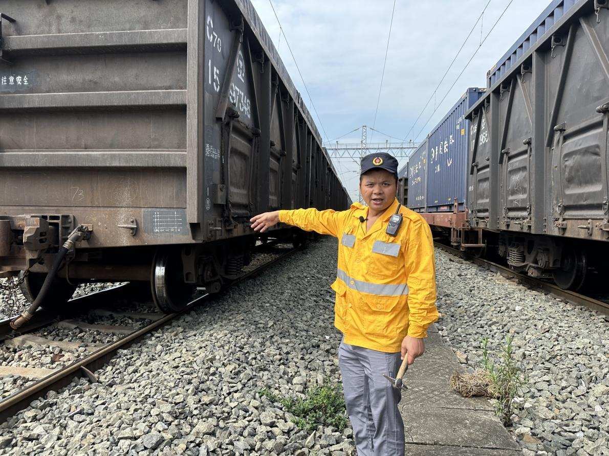 劉偉在向記者介紹檢車注意事項。人民網(wǎng) 王紹紹攝