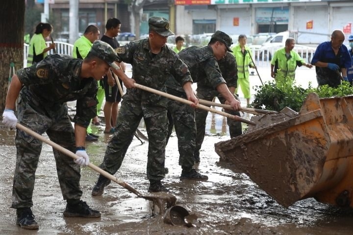 武警河北總隊(duì)保定支隊(duì)官兵在涿州市城西107國(guó)道沿線清理淤泥（8月5日攝）。新華社發(fā)（王紅強(qiáng) 攝）