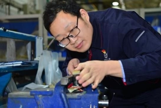 工作中的方文墨。航空工業(yè)沈飛供圖