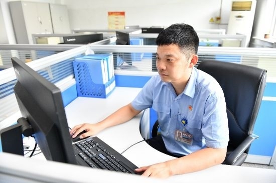 工作中的康凱。航空工業(yè)沈飛供圖