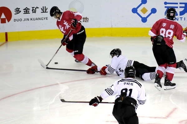 重慶隊球員與內(nèi)蒙古球員拼搶。人民網(wǎng)記者 胡雪蓉攝